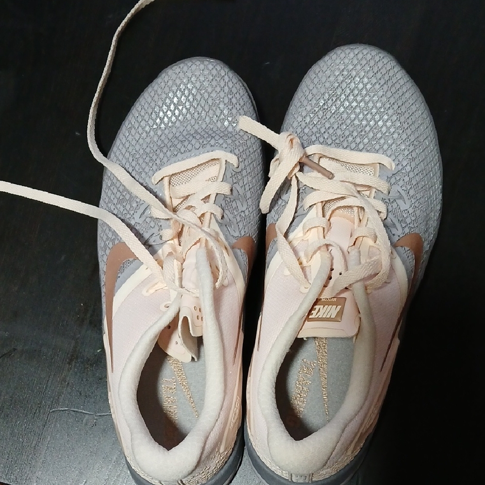 Nike Women's Gray and Peach Athletic Shoes